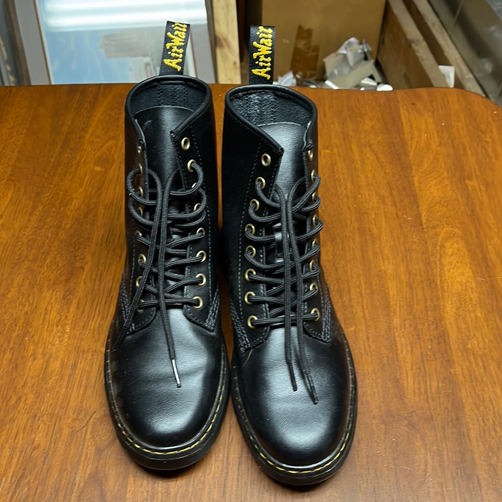 Men’s Dr. Martens   size 7